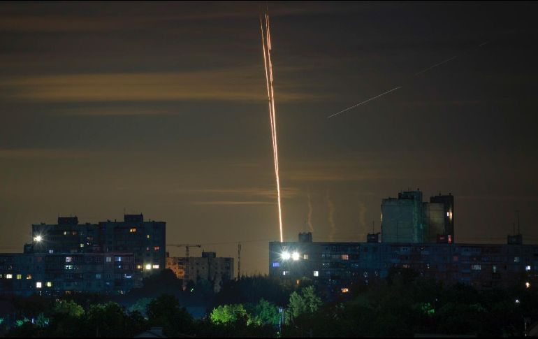 En la imagen, proyectiles rusos son lanzados contra Ucrania desde la región rusa de Belgorod, vistos desde Járkiv, Ucrania. AP