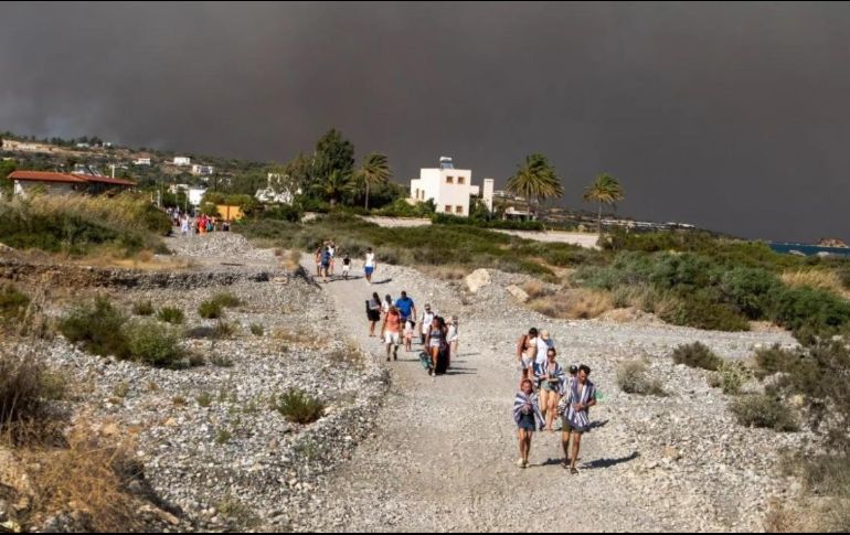 Miles de turistas fueron evacuados. ESPECIAL