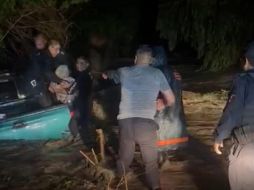 Policías de Zapopan lograron rescatar a una mujer de la tercera edad que acompañaba al hombre no localizado. ESPECIAL/Bomberos de Zapopan