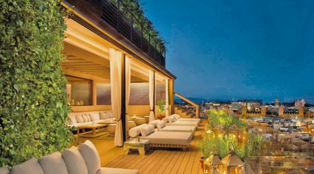 Disfruta de una velada asombrosa en The Roof, una gran opción en Barcelona. ESPECIAL