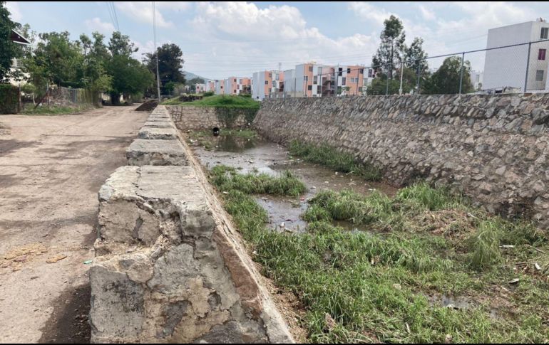 Es el segundo año consecutivo que se desborda este canal, por donde bajan aguas procedentes de los cerros que rodean el Centro de Tlajomulco. ESPECIAL