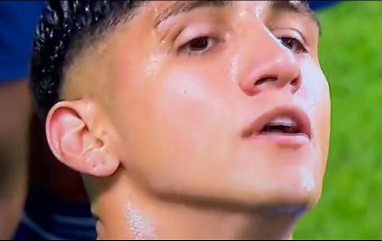 Alan Pulido le dio un duro cabezazo a su rival. ESPECIAL