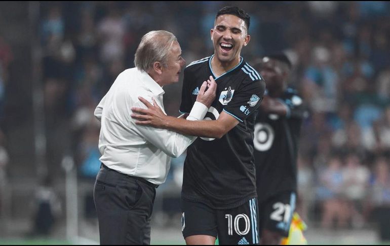 Emanuel Reynoso (der.) marcó los últimos dos goles del partido. ESPECIAL