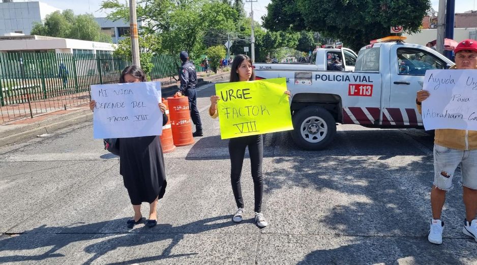 Desde las 08:30 y hasta las 10:00 horas se colocaron enfrente de uno de los ingresos del nosocomio alrededor de unas 20 personas, en los cruces de Sierra Morena y José María Lozano. EL INFORMADOR / E. Gómez