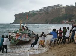 La ropa de los muertos llegó a la playa y fue colocada a un lado de los cuerpos. ESPECIAL