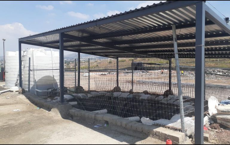 Los vecinos aseguran que con las recientes lluvias los lixiviados se derramaron y rebasaron los bordos y diques preventivos. Otros vecinos acusaron que los jugos de la basura permearon al subsuelo. CORTESÍA