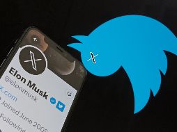 Esta foto ilustrativa muestra el logo del pájaro de Twitter al revés en el fondo de la pantalla de Elon Musk que anunció una “X” como logo de reemplazo. AFP