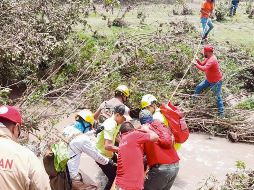 Elementos de Protección Civil rescataron el cuerpo de un joven arrastrado por la corriente en un arroyo en la zona de El Taray, en Zapopan. Fue la primera víctima del temporal. ESPECIAL