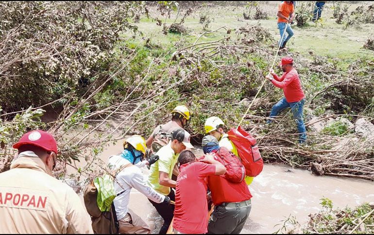 Elementos de Protección Civil rescataron el cuerpo de un joven arrastrado por la corriente en un arroyo en la zona de El Taray, en Zapopan. Fue la primera víctima del temporal. ESPECIAL