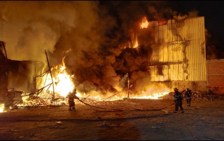 El fuego es atacado desde tres flancos con agua a presión e intervienen en el combate 85 elementos. ESPECIAL