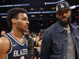 El propio LeBron James ha dicho varias veces que le encantaría compartir equipo con su hijo en el mejor basquetbol del mundo. AFP / ARCHIVO