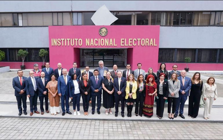 Ayer se reunieron gobernadores de la Conago con consejeros y representantes del INE. ESPECIAL