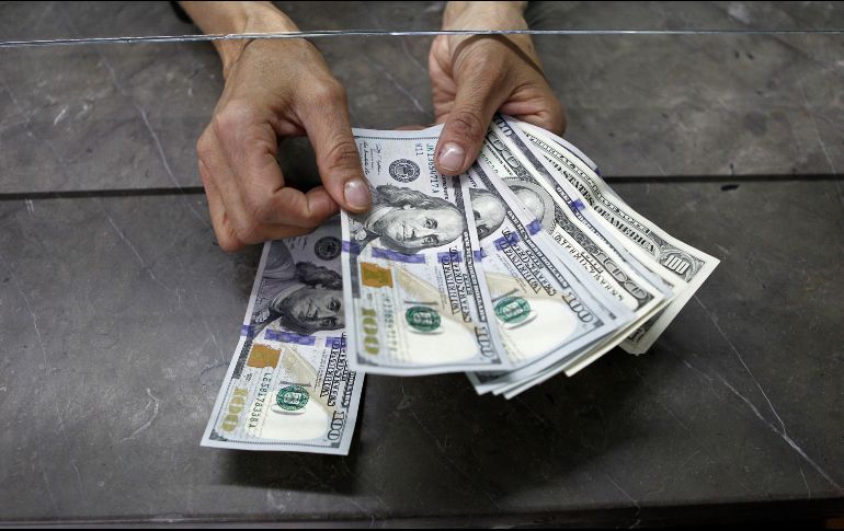 El peso mexicano se ubica en los mercados internacionales a los 16.88 pesos por dólar. EL INFORMADOR/ ARCHIVO