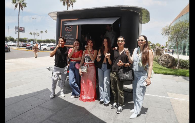 Jesús Arámburo, Ximena Villaseñor, Paola Tarnov, Dani Preciado Diego Muñoz y Christianne Sandoval. GENTE BIEN JALISCO/ Claudio Jimeno