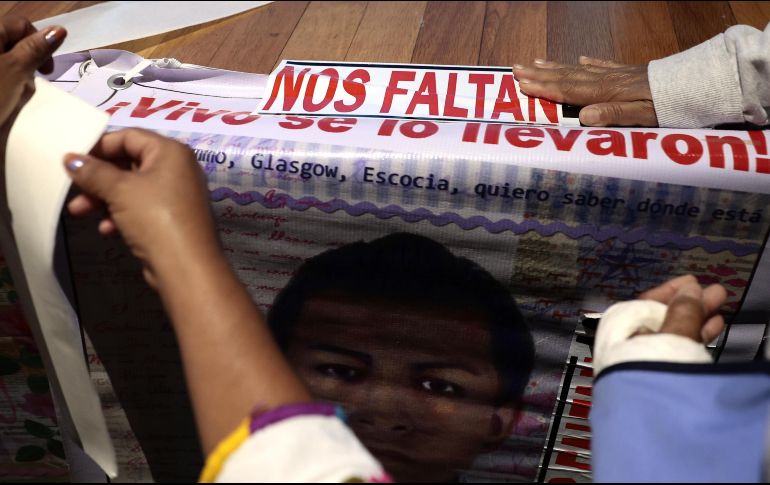 Tras una reunión con las autoridades de la Secretaría de Gobernación, los padres insistieron en una reunión a la brevedad con López Obrador. EFE / J. Méndez