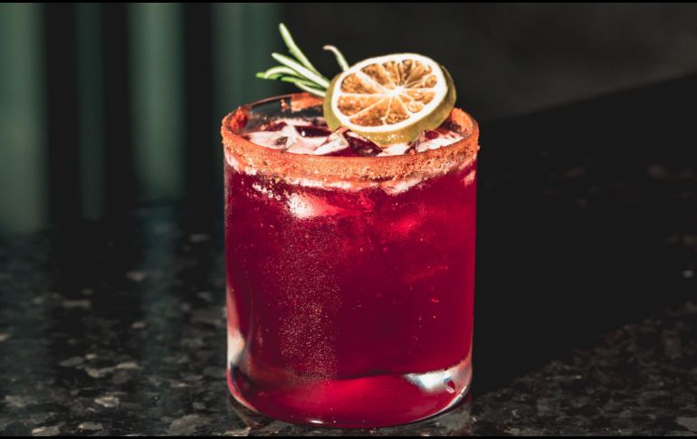 Margarita con infusión de jamaica y romero se puede encontrar en Hilton Vallarta Riviera All-Inclusive Resort en Jalisco. ESPECIAL/CORTESÍA HILTON.