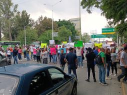 Debido al cierre parcial de la vialidad, se registra un embotellamiento que llega hasta las Plazas Outlet. ESPECIAL