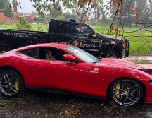 En el sitio no se localizó a ninguna persona, solamente el auto con algunas huellas visibles de choque. ESPECIAL