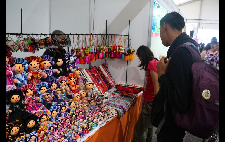 Se espera que, en total, haya 700 expositores de todos los municipios que ofrecen muestras gastronómicas, plantas, ropa, entre otros objetos representativos de los municipios del estado. EL INFORMADOR / A. Navarro