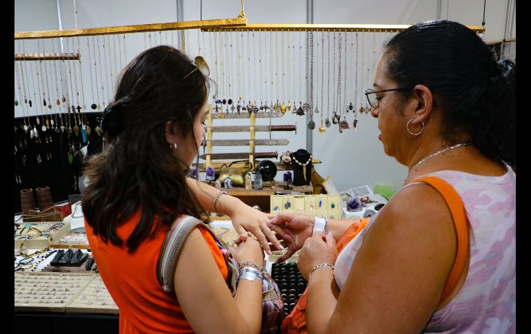 Se espera que, en total, haya 700 expositores de todos los municipios que ofrecen muestras gastronómicas, plantas, ropa, entre otros objetos representativos de los municipios del estado. EL INFORMADOR / A. Navarro