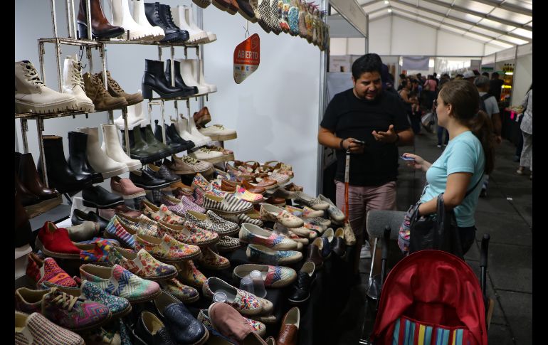Se espera que, en total, haya 700 expositores de todos los municipios que ofrecen muestras gastronómicas, plantas, ropa, entre otros objetos representativos de los municipios del estado. EL INFORMADOR / A. Navarro