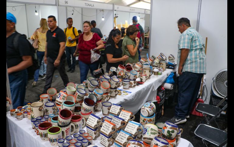 Se espera que, en total, haya 700 expositores de todos los municipios que ofrecen muestras gastronómicas, plantas, ropa, entre otros objetos representativos de los municipios del estado. EL INFORMADOR / A. Navarro