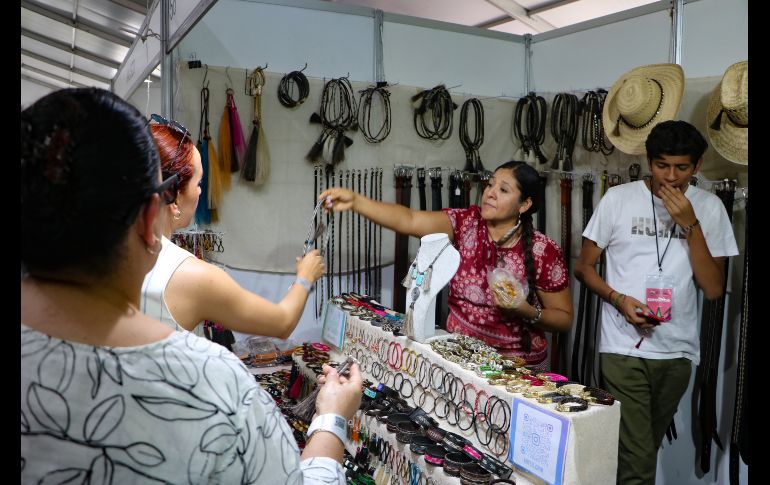 Se espera que, en total, haya 700 expositores de todos los municipios que ofrecen muestras gastronómicas, plantas, ropa, entre otros objetos representativos de los municipios del estado. EL INFORMADOR / A. Navarro
