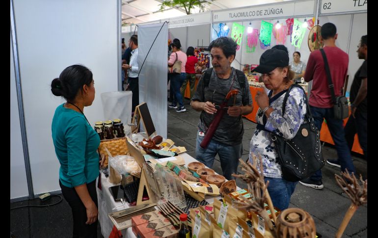 Se espera que, en total, haya 700 expositores de todos los municipios que ofrecen muestras gastronómicas, plantas, ropa, entre otros objetos representativos de los municipios del estado. EL INFORMADOR / A. Navarro