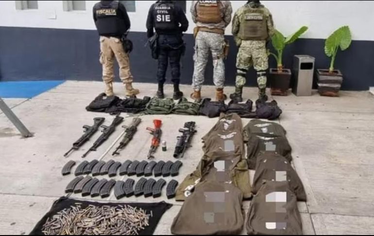 Aseguraron cinco armas largas, 4 de ellas AK-47 y un fusil AR-15; 24 cargadores y decenas de cartuchos útiles a dichas armas, entre otros. ESPECIAL