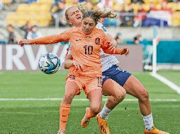 Lindsey Horan, de EU, y Danielle Van de Donk, compañeras en el Lyon, tuvieron un encontronazo en su duelo de fase de grupos. AFP/M. Melville