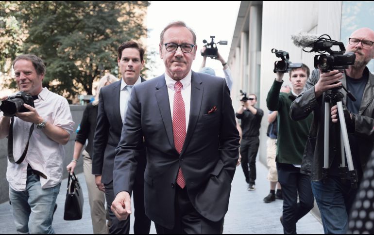 El actor sale del tribunal londinense de Southwark donde un jurado lo declaró inocente. EFE