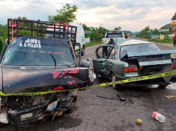 El conductor del auto, de entre 30 y 40 años de edad, falleció prensado debido al impacto. ESPECIAL
