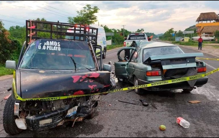 El conductor del auto, de entre 30 y 40 años de edad, falleció prensado debido al impacto. ESPECIAL