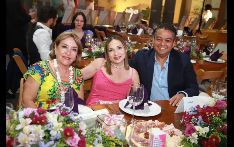 Silvia Mendoza, Lupita Tafoya y Ernesto Partida. GENTE BIEN JALISCO/ Tony MTZ @tonymtzphoto