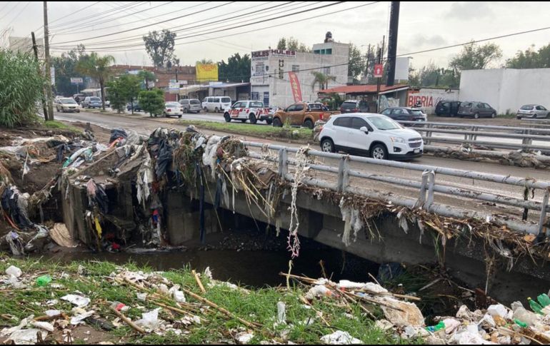 En la tormenta de anoche el agua alcanzó los 50 centímetros de altura sobre la avenida e incluso autobuses quedaron varados. EL INFORMADOR / H. Escamilla