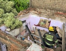 Según los informes de rescatistas, se presume que la bóveda de 4 x 5 metros cayó por la humedad mientras dos habitantes dormían en su interior. ESPECIAL / Bomberos de Guadalajara