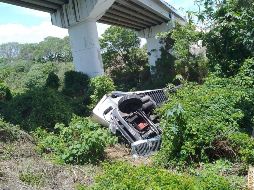 Los dos tripulantes que viajaban en el camión fallecieron, uno salió proyectado varios metros fuera del vehículo y el otro quedó prensado en el pesado. CORTESÍA