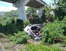 Los dos tripulantes que viajaban en el camión fallecieron, uno salió proyectado varios metros fuera del vehículo y el otro quedó prensado en el pesado. CORTESÍA
