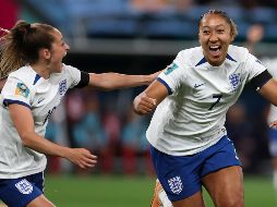 Lauren James (der.) recibió la oportunidad de ser titular y respondió con anotación. AP/S. Ralph
