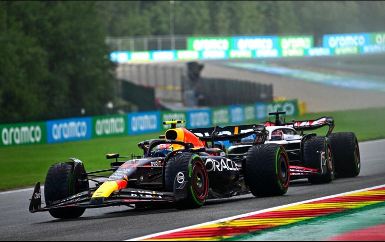 Checo Pérez buscaba a toda costa un lugar en el podio en esta carrera sprint. EFE / C. Bruna