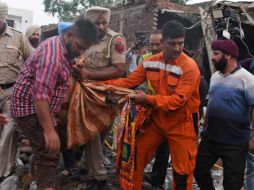 Rescatistas, bomberos y policías llegaon al lugar del accidente. ESPECIAL