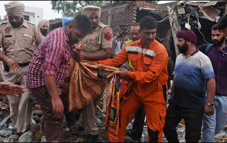 Rescatistas, bomberos y policías llegaon al lugar del accidente. ESPECIAL