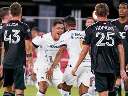 Jesús Rivas (izquierda)  y  Nathan Silva, de Pumas, festejan el segundo tanto de los universitarios en Washington. AP/A. Brandon