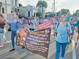 Un centenar de personas protestó desde la glorieta de los Niños Héroes rumbo al palacio de Gobierno de Jalisco. EL INFORMADOR/M. Hernández