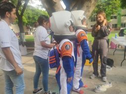 En total participaron 200 menores entre 6 y 18 años de edad, quienes aprendieron sobre los efectos de la gravedad cero en el organismo, la estructura del traje de astronauta, la supervivencia en el espacio y cómo se comunican los investigadores. EL INFORMADOR / H. Escamilla