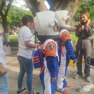 Convive la astronauta Katya Echazarreta con niños del Hogar Cabañas