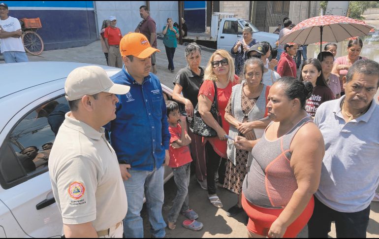Los vecinos de la Colonia La Duraznera, ubicada entre Periférico y Carretera a Chapala, exigieron que las autoridades municipales atiendan sus peticiones luego de que se vieron afectados por la lluvia del viernes pasado. EL INFORMADOR/ H. Escamilla