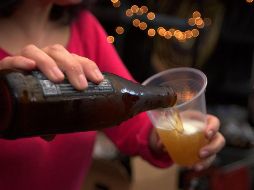 La comida sigue siendo el principal momento de consumo de la cerveza, pero se fortalecen los periodos entre horas como un snack o aperitivo por la tarde y noche. NTX / ARCHIVO