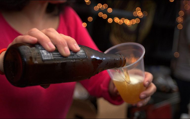 La comida sigue siendo el principal momento de consumo de la cerveza, pero se fortalecen los periodos entre horas como un snack o aperitivo por la tarde y noche. NTX / ARCHIVO