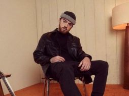 Angus nació en 1998 en California. Su carrera en el mundo del espectáculo era bastante amplia, sin embargo, alcanzó el reconocimiento mundial gracias a su papel de Fezco, un traficante de drogas, en la serie 